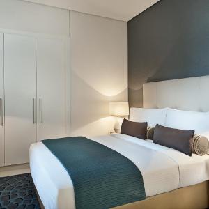 One Bedroom Suite with kitchenette - City Skyline View