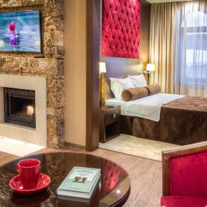 Deluxe Suite with Pool and Mountain View