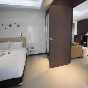King Studio with Sofa Bed