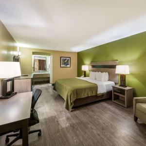 King Room - Accessible/Smoking