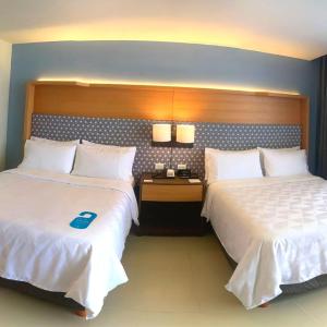 Premium Queen Room with Two Queen Beds and River View - Club Floor