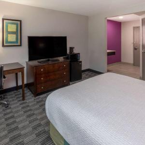 Double Room with Full Bed - Mobility and Hearing Impaired Accessible/Non-Smoking