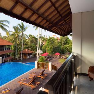 Deluxe Double Room with Pool View and Bath Tub - Non-Smoking