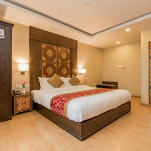 Deluxe King Room with Balcony
