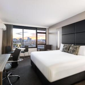Superior King Room with City View