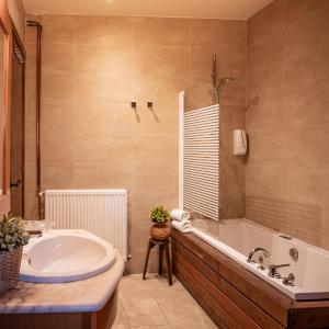 Deluxe Double Room (2 Adults + 2 Child) with Spa Bath