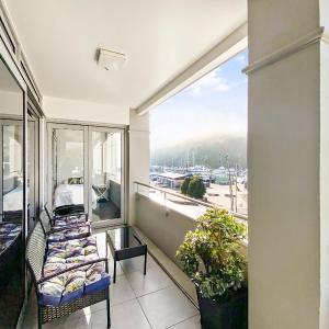 Oxleys 301 three bedroom waterfront apartment (sleeps 8)