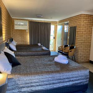 Queen Suite and 2 Singles (Non Pet-Friendly)