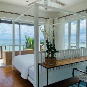 Beachfront Deluxe and Spa 