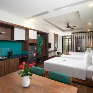 Studio Triple Room with Balcony City View