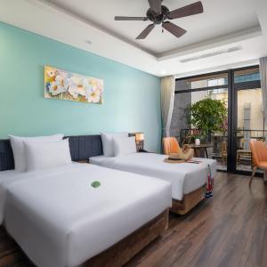 Deluxe Twin Room with Balcony and City View