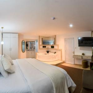 Studio with Spa Bath