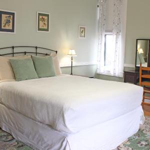 Queen Room with Garden View