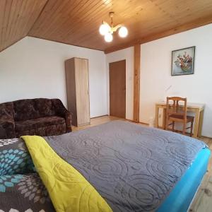 Large Double Room with Shared Bathroom