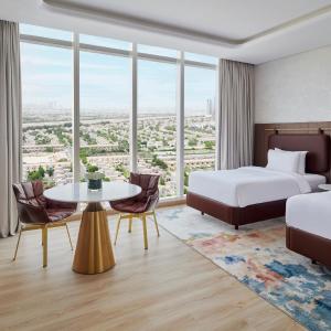 Deluxe Twin Room with Panoramic City View (Free Shuttle to the Beach, Mall & Metro Station)