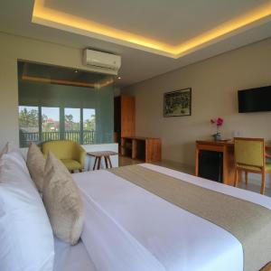 Superior Room with Bathtub and Pool View