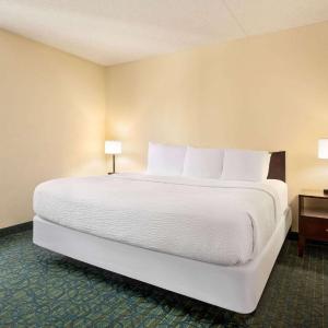 One-Bedroom King Suite with Partial Ocean View - Non-Smoking