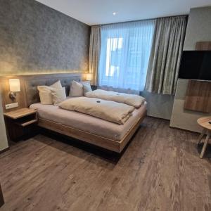 Deluxe Double Room (2 Adults + 1 Child)