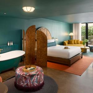 Studio with Spa Bath