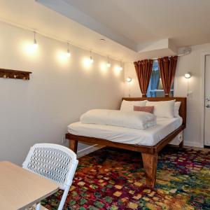 Lower Level Cozy Queen Room 