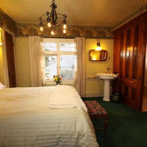 Deluxe Queen Room with Ocean View