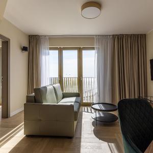 Queen Suite with Bay View