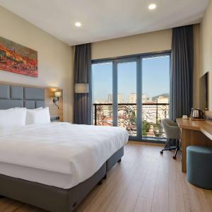 Queen Room with Balcony - Non-Smoking