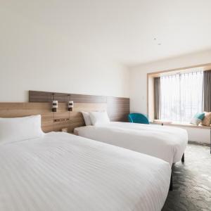 Deluxe Twin with Bench - Separate Bathroom & Toilet - 1 Adult - Non-Smoking