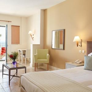 Junior Suite-Sea Front with Pool Access 