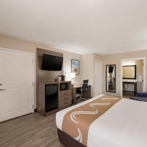King Room with Roll-in-Shower - Accessible/Non-Smoking