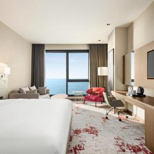 1 King Bed, Family Room, Sea View