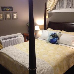 Suite with Balcony and Garden View