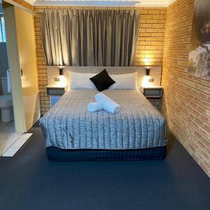 Queen Room (Non Pet-Friendly) - Upstairs only