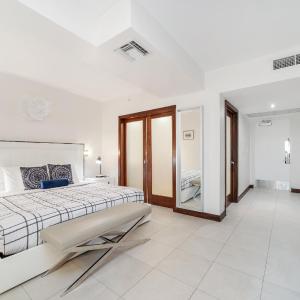King Suite with Balcony 1 - Unit C204