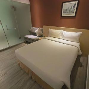 Standard Queen Room (No Window)