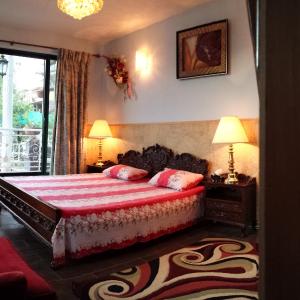 Deluxe Room (2 Adults + 1 Child)