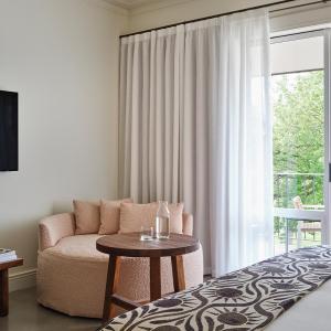 Superior Balcony Sunset - Includes Breakfast, Parking and WiFi