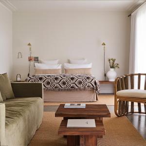 Garden Sunset Suite - Includes Breakfast, Parking and WiFi