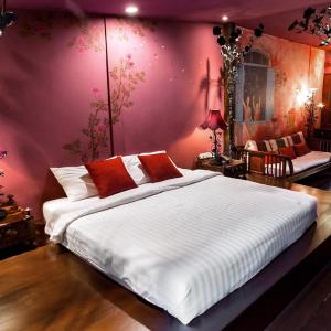 Honeymoon Suite