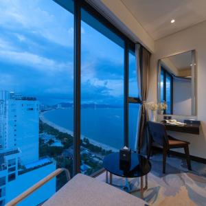 Grand Deluxe Queen  Partial sea view 