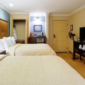 Deluxe Two Queen Beds Room