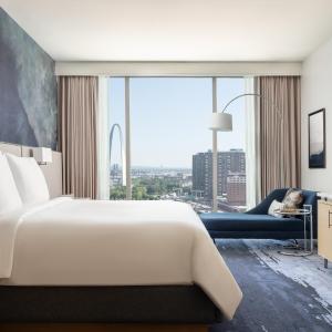 One-Bedroom King Suite - Disability Access Arch View