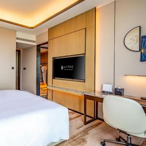 Superior King Room with City View