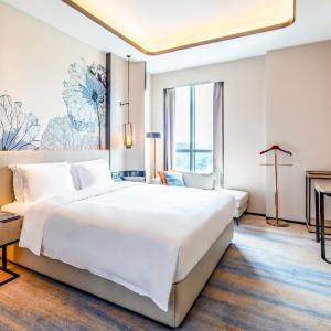 Deluxe King Suite with Lounge Access