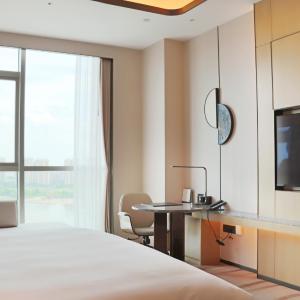 Deluxe Executive Room with Lake View and Lounge Access