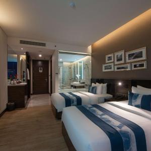 Grand Deluxe Twin Room  Partial sea view 