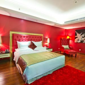 Deluxe Queen Suite