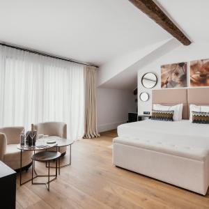 Suite with Lake View