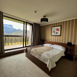 Deluxe Suite with Mountain View