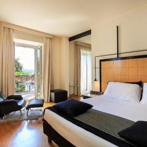 Suite with Lake View